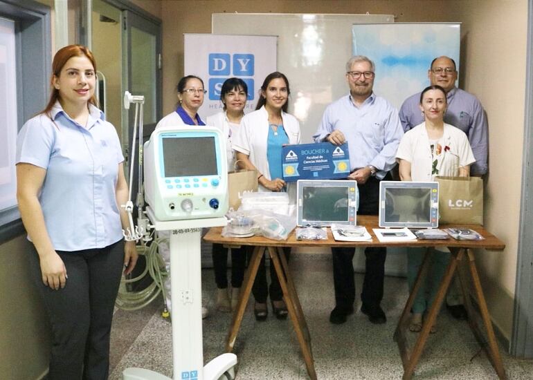 Directivos de la Cadam concretaron la entrega de la donación al personal de blanco.