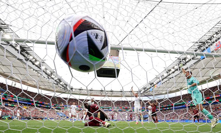 Romelu Lukaku (c), jugador de la selección de Bélgica, marca un gol que fue después anulado por el VAR durante el partido frente a Eslovaquia por el Grupo E de la Eurocopa en Frankfurt Main, Alemania.