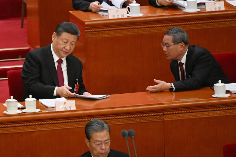 El presidente de China, Xi Jinping (i) y el primer ministro chino, Li Qiang (d).