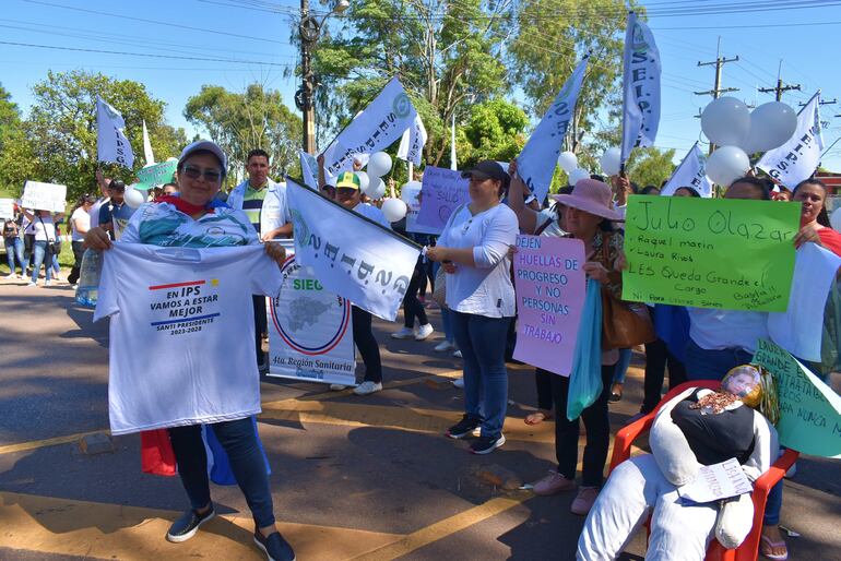 Una de las enfemeras con una remera en mano con la frase: "En IPS Vamos a estar mejor", slogan utilizado por el movimiento Honor Colorado durante la campaña proselitista de Santiago Peña.