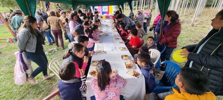 Miembros del comité itaju de la comunidad de San Cristóbal de San Juan Bautista, Misiones, realizaron un agasajo a los chicos por el día del niño.