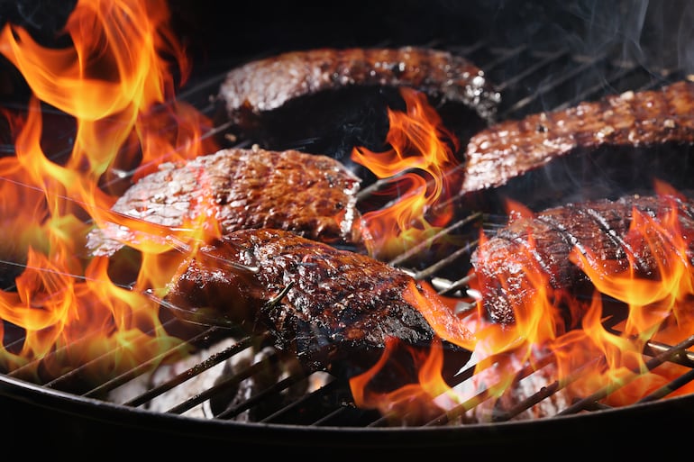 Carne a la parrilla a altas temperaturas.