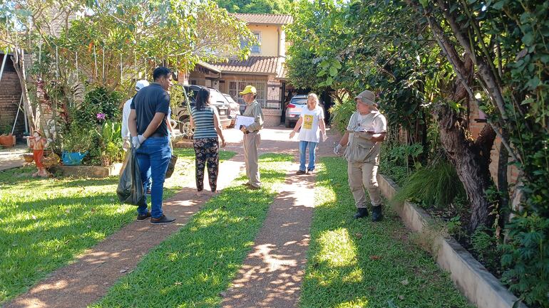 Momento en que funcionarios de diferentes instituciones inspeccionan una vivienda del barrio 12 de Junio de Coronel Oviedo .