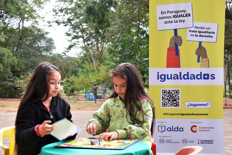 El juego "Igualados" pone sobre la mesa algunas situaciones de desigualdad que se pueden observar en el día a día.