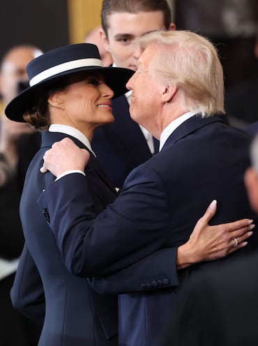 El presidente de Estados Unidos, Donald Trump, y Melania Trump se abrazan después de que éste prestara juramento el día de su investidura presidencial en la Rotonda del Capitolio de Estados Unidos en Washington, DC, EE.UU. No pudo darle un beso. 