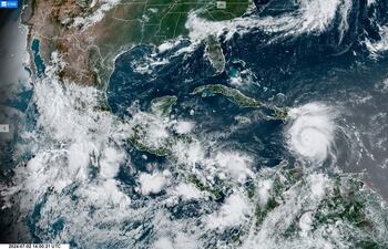Captura de una imagen satelital de la Subdivisión de Meteorología Regional y de Mesoescala (RAMMB) y del Instituto Cooperativo para la Investigación Atmosférica (CIRA) de la Universidad Estatal de Colorado (CSU) donde se muestra una vista del ojo del huracán Beryl durante su paso por el Caribe.