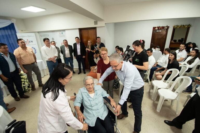 Una persona recibe una silla con ruedas para mejorar su calidad de vida.