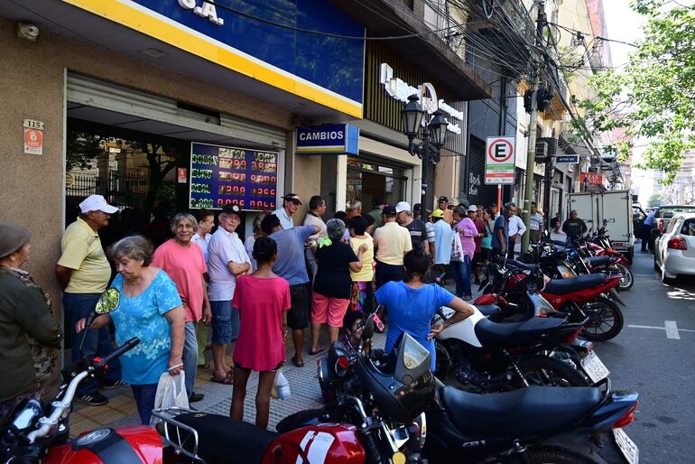 Los adultos mayores se instalaron ayer bien temprano frente al Banco Nacional de Fomento (BNF), pero recién pudieron cobrar pasado el mediodía.