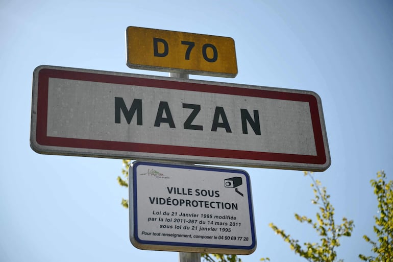 Una señal de tráfico a la entrada de la ciudad de Mazan, en el sur de Francia donde Dominique P, acusado de drogar a su esposa durante casi diez años e invitar a desconocidos a violarla en su casa de Mazan, se enfrenta a un tribunal francés en Aviñón.