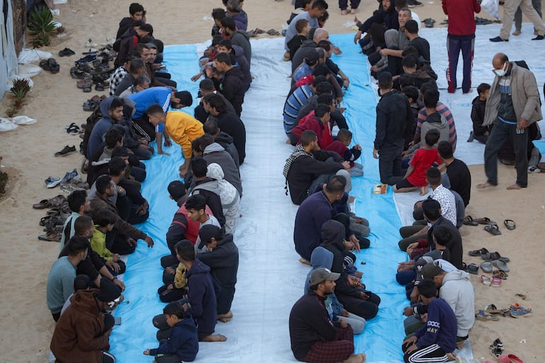 Los egipcios reparten la tradicional limosna de Ramadán entre la pobreza local y Gaza.