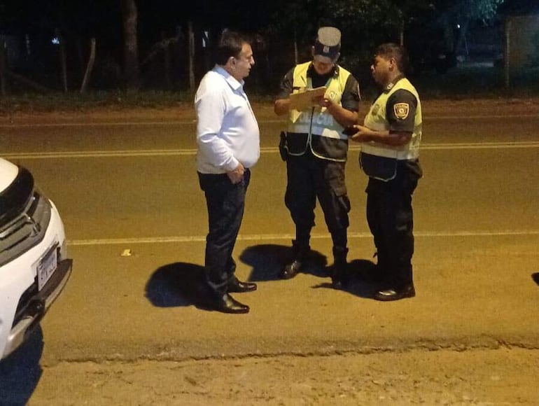 Momento que el intendente colorado Luciano Cañete Galeano, realiza la denuncia ante efectivos policiales.