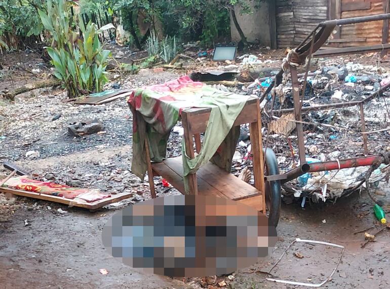 El cuerpo sin vida fue encontrado en el patio de una vivienda.