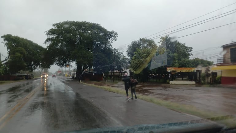 Fe inquebrantable: promeseros desafían el temporal rumbo a la Virgen de Caacupé