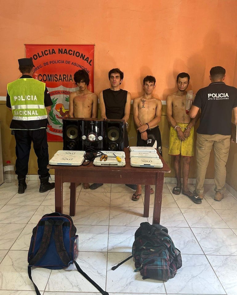 Los cuatro supuestos delincuentes detenidos con algunos de los objetos que se robaron de la escuela Juana María de Lara de la capital del país.