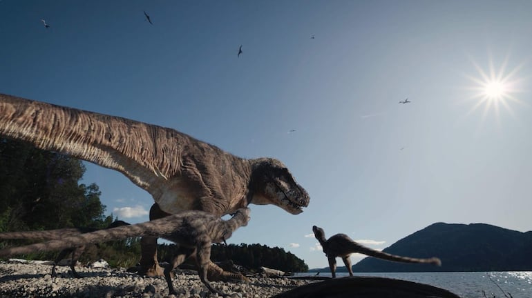 Una madre Tiranousario Rex y sus crías junto a un lago, especies que protagonizan el documental 'T.Rex' sobre el descubrimiento del fósil de un joven dinosaurio Tiranousario Rex (T-Rex), apodado cariñosamente Teen Rex (Adolescente Rex), que será estrenado el 21 de junio.