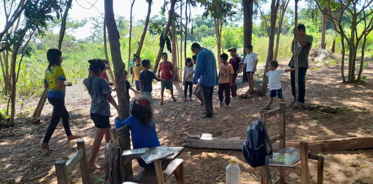 
Una de las prioridades de los pobladores es la construcción de un local escolar. Actualmente desarrollan sus actividades académicas bajo  árboles. 