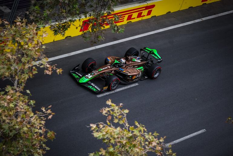 El monoplaza del AIX Racing del piloto paraguayo Joshua Duerksen en la clasificación de la carrera de la Fórmula 2 en el Circuito Callejero de Bakú, en Bakú, Azerbaiyán.