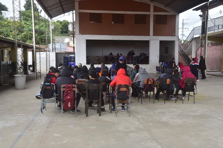 Alumnos de la escuela y colegio Clara Piacentini, del bañado Sur, estudian a la intemperie, bajo un tinglado.