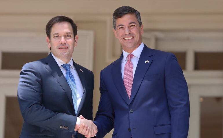 El senador estadounidense Marco Rubio junto al presidente Santiago Peña.