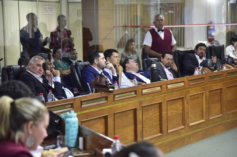 Concejales colorados "preocupados" durante la sesión ordinaria del miércoles pasado, en la que se aprobó rendición del intendente Óscar "Nenecho" Rodríguez.