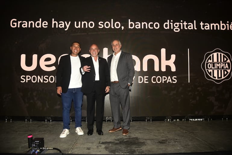 Miguel Cardona (c), presidente de Olimpia, en el evento de oficialización del nuevo sponsor del club. 