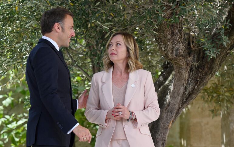 El presidente francés Emmanuel Macron y la primera ministra italiana Giorgia Meloni conversan durante la ceremonia de bienvenida de la cumbre del G7, el jueves.