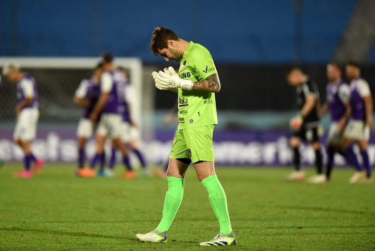 Giancarlo Schiavone, arquero de Academia Puerto Cabello, celebra el triunfo y clasificación por penales ante Defensor Sporting por la Fase 1 de la Copa Libertadores en el estadio Centenario, en Montevideo, Uruguay.