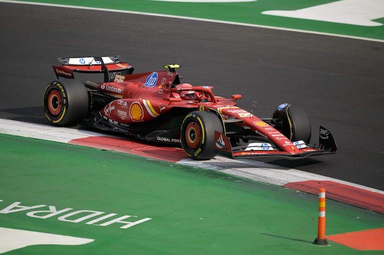 Carlos Sainz, de 30 años, al mando del Ferrari SF-24, tuvo una gran gestión ayer en el Autódromo Hermanos Rodríguez para llevarse la “pole”.