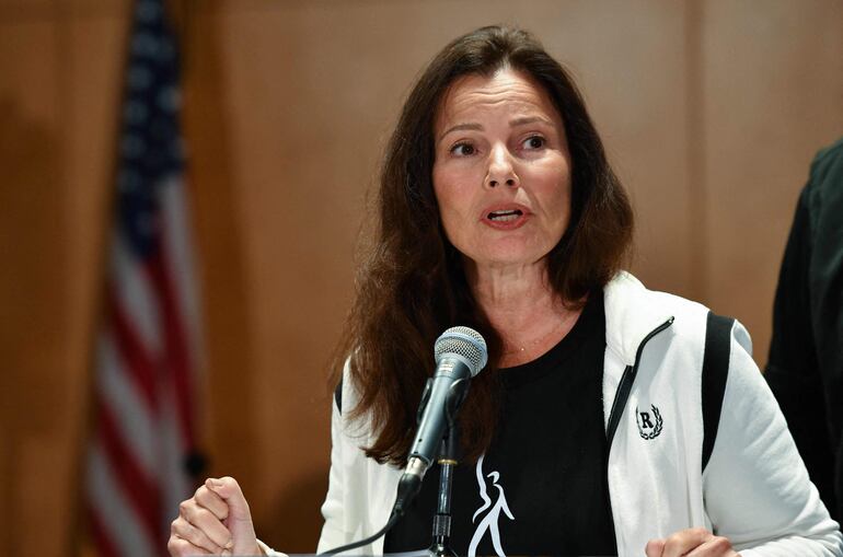 La presidenta de SAG-AFTRA, Fran Drescher, habla durante una conferencia de prensa en la sede del sindicato en Los Ángeles, California. Decenas de miles de actores de Hollywood se declararán en huelga.