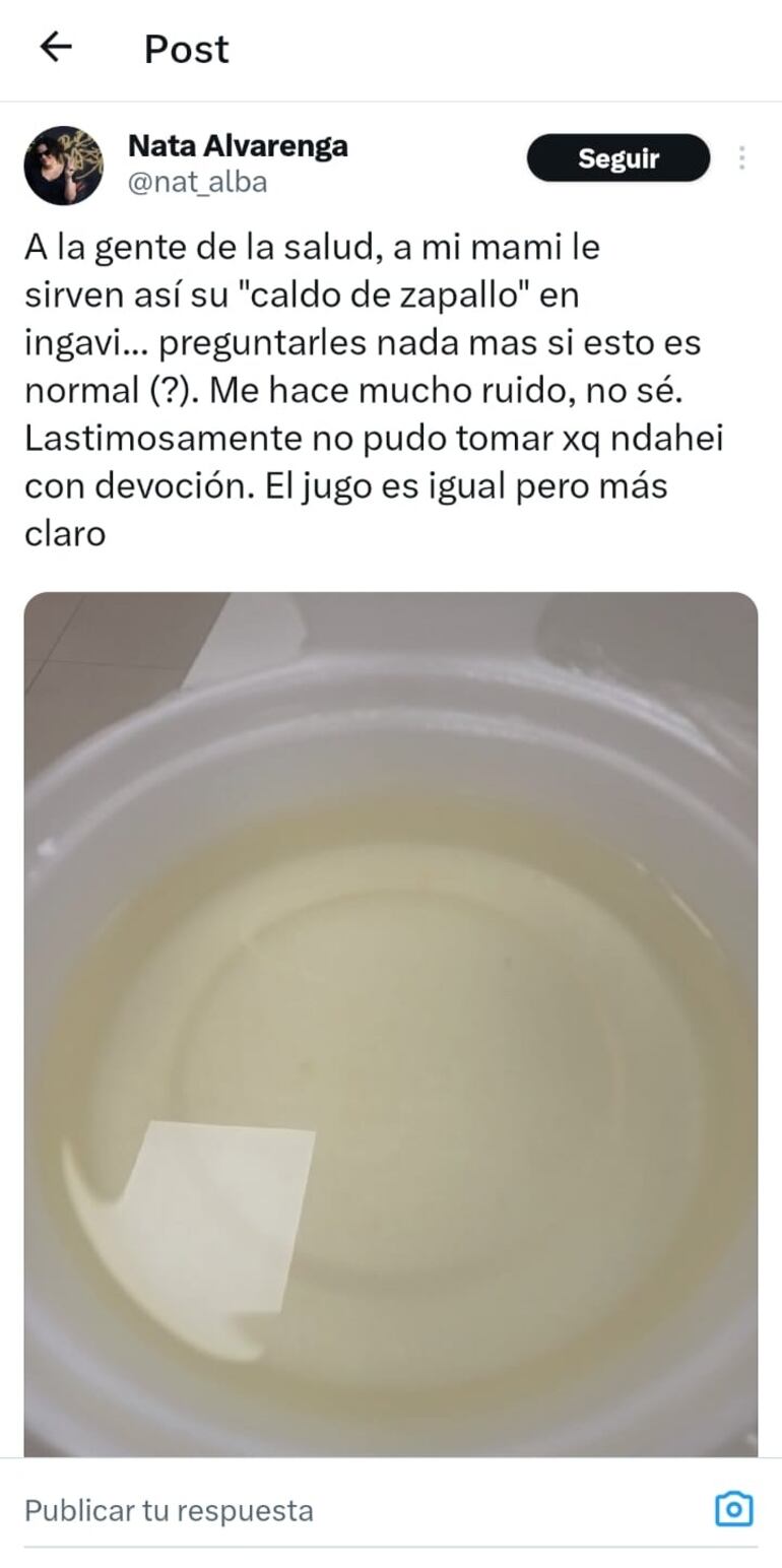 Publicación realizada por Natalia Alvarenga, en donde se ve una sopa de zapallo que solo parece agua y apenas tiene color.