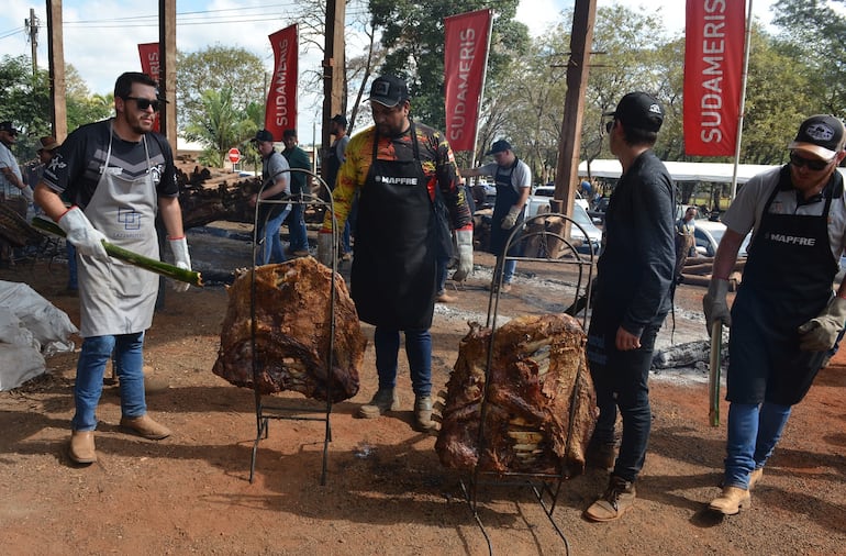 Unos 50 voluntarios son los responsables de la cocción de la carne. 