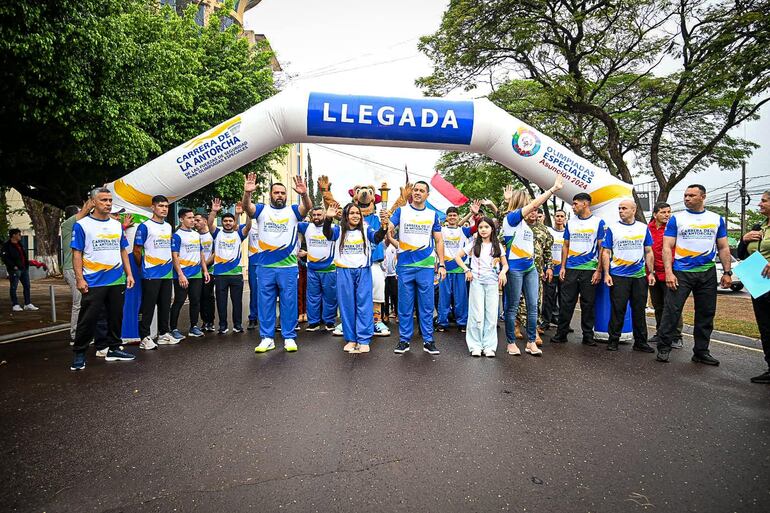 La población de Saltos del Guairá, en Canindeyú, celebró ayer la llegada de la llama de la Esperanza.