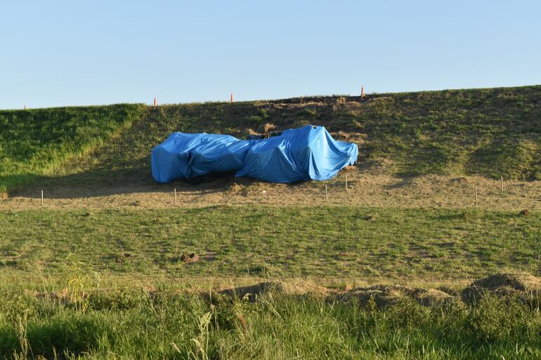 Yacyretá: costosa grúa móvil accidentada sigue volcada en el lugar del percance