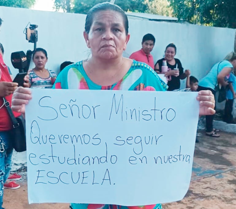 Una madre de familia muestra un cartel dirigido a ministro de Educación, Luis Ramírez. 