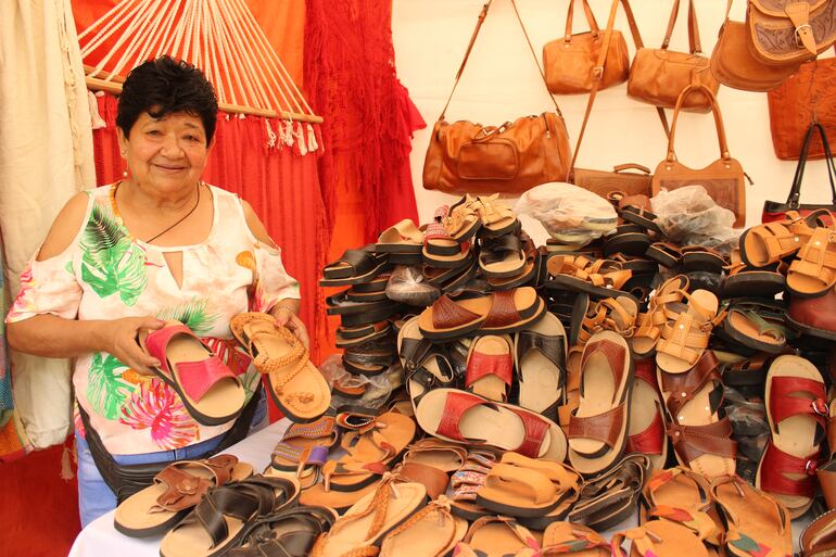 La artesana Felicita Pérez ofrece zapatillas de cuero desde G.40.000.