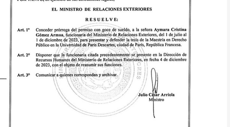 Resolución del excanciller Julio Arriola le otorgó un permiso con goce de sueldo.