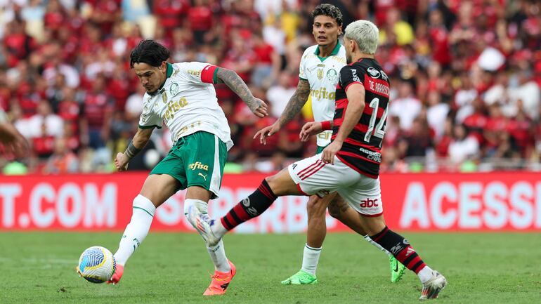 El zaguero paraguayo Gustavo Gómez, capitán del Palmeiras, rechaza el balón ante la presencia del volante uruguayo Giorgian de Arrascaeta, quien marcó el gol para Flamengo. (Foto gentileza de Palmeiras).