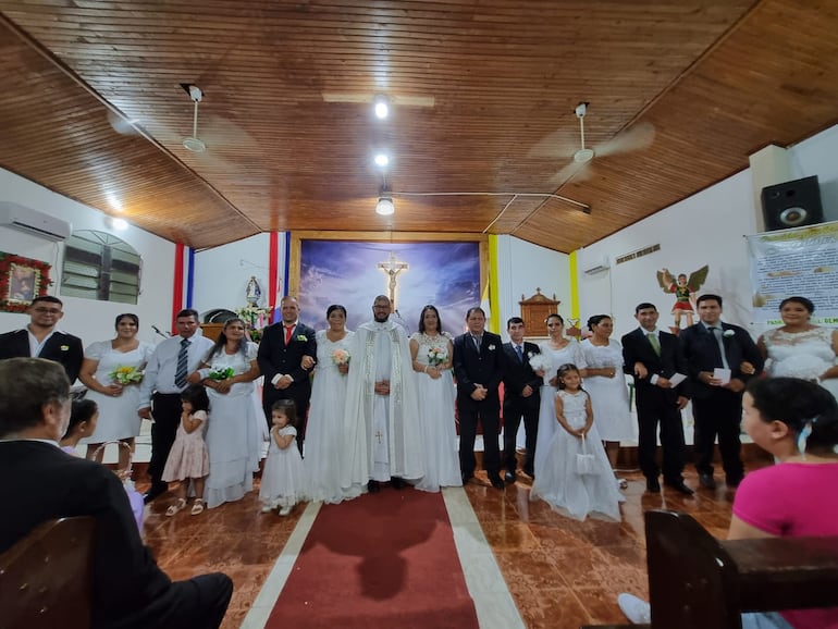 Casamiento comunitario une la vida de 7 parejas en Coronel Oviedo.