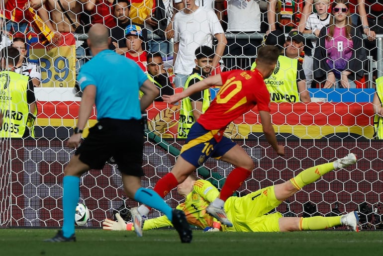 Dani Olmo (d), jugador de la selección de España, anota un gol en el partido frente a Alemania por los cuartos de final de la Eurocopa 2024, en Stuttgart.
