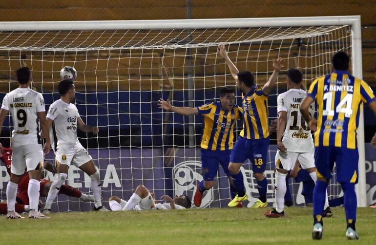 Festejo de Alexis Villalba tras anotar el segundo gol de Luqueño en el triunfo de anoche sobre Guaraní (2-1) y que generó fiesta en la República.