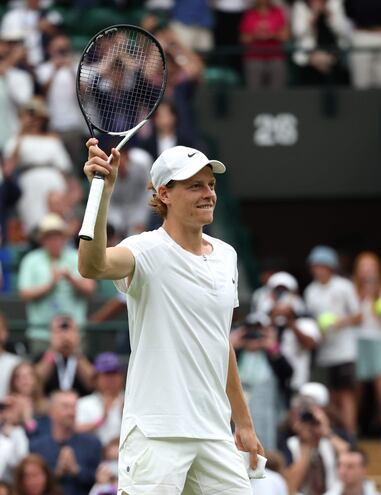 El italiano Jannik Sinner mide en semifinales a Novak Djokovic.