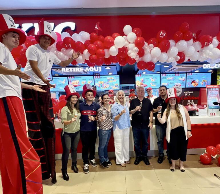 Directivos de South Food SA brindaron por los 10 años de KFC, en Paraguay.