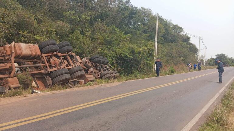 Efectivos policiales de la Comisaría de Pirayú intervinieron en el accidente vehicular.