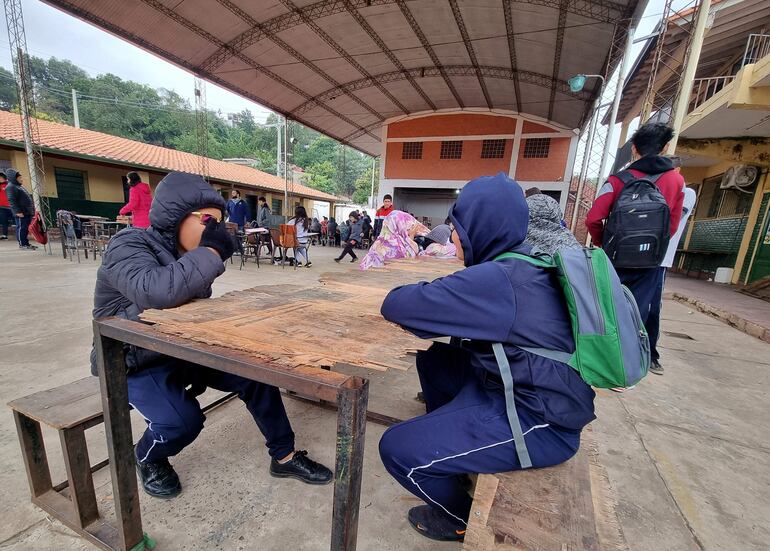 Además de la falta de infraestructura, docentes y estudiantes señalan que en escuelas y colegios se precisan psicólogos y, además, que llegue la alimentación escolar.