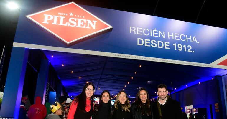 Solange Rojas, Anja Alonso, Sofía Giudici, Ylenia Peralta y Hugo Alonso en el stand de Cervepar.