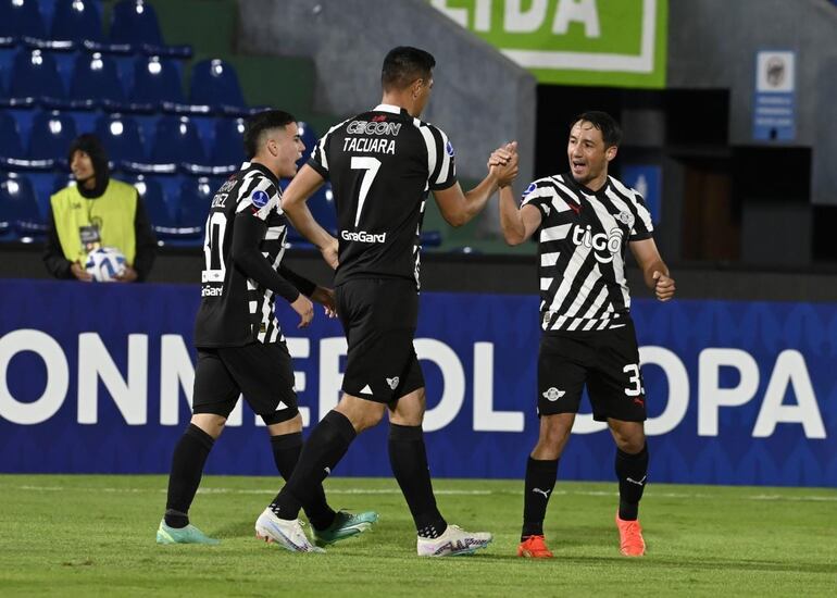 El paraguayo Óscar Cardozo (7), jugador de Libertad, festeja con Iván Piris (d) y Enso González el tanto del triunfo contra Tigre por la ida de los play-offs de los octavos de final de la Copa Sudamericana en el estadio Defensores del Chaco, en Asunción.