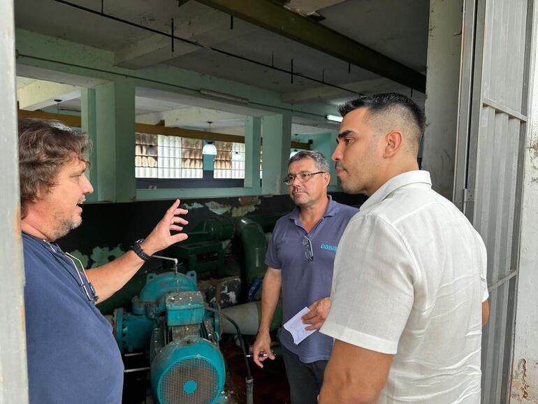 Autoridades de la Essap acudieron al Centro de Distribución km 2 ante la denuncia de agua turbia.