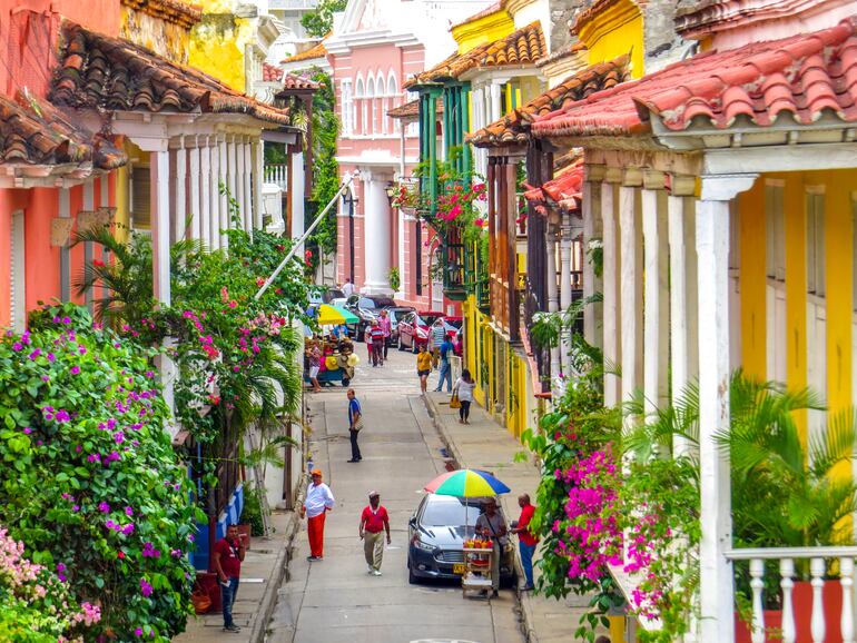 Calle en la Ciudad Amurallada en Cartagena, Colombia.