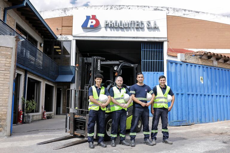 El equipo profesional de la empresa trabaja en ser la mejor solución en productos y servicios para la industria nacional.
