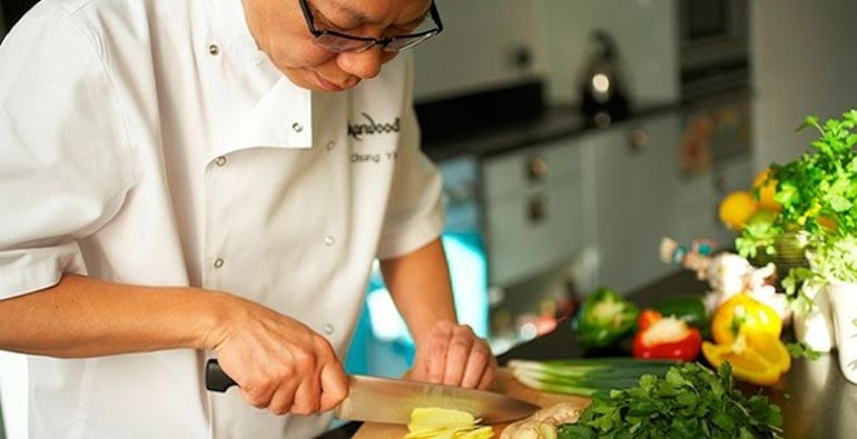 Los cocineros de rangos inferiores, en concreto, los aprendices o ayudantes, se dedican sobre todo a la preparación de los alimentos, la fase previa a la cocción. 